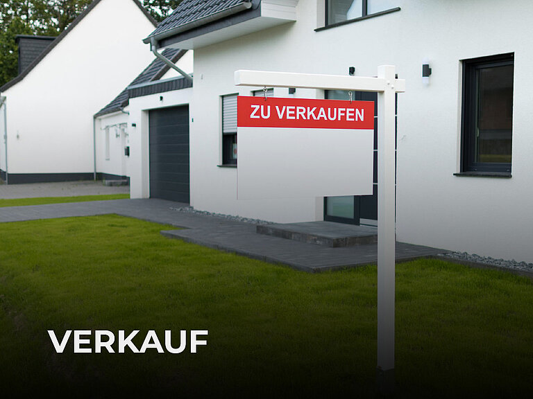 Ein Haus mit einem "Zu Verkaufen"-Schild davor