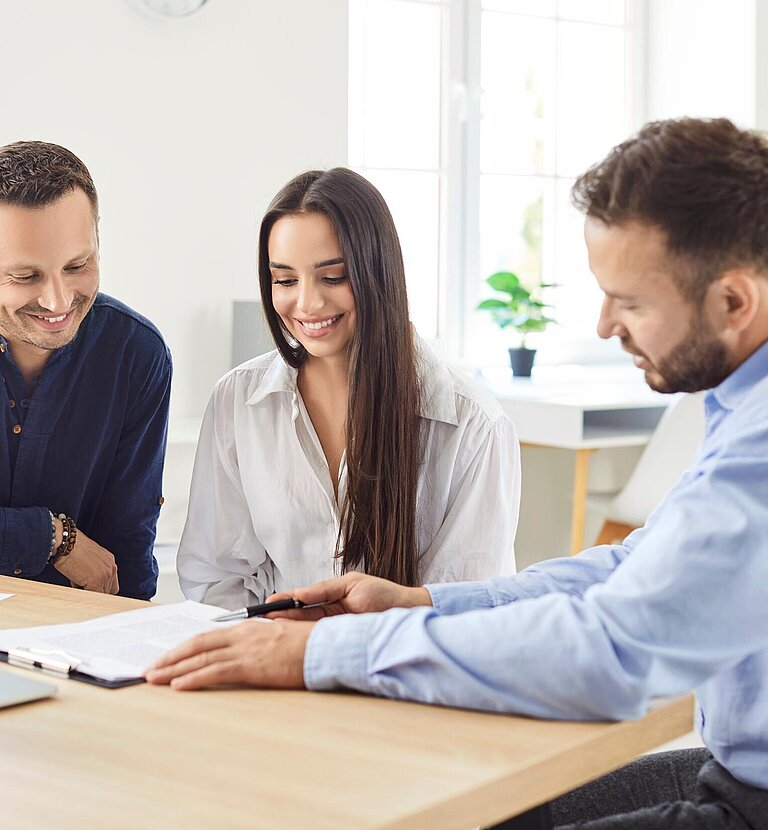Ein Paar bei einem Beratungsgespräch