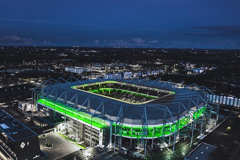 Mönchengladbacher Stadion bei Nacht beleuchtet