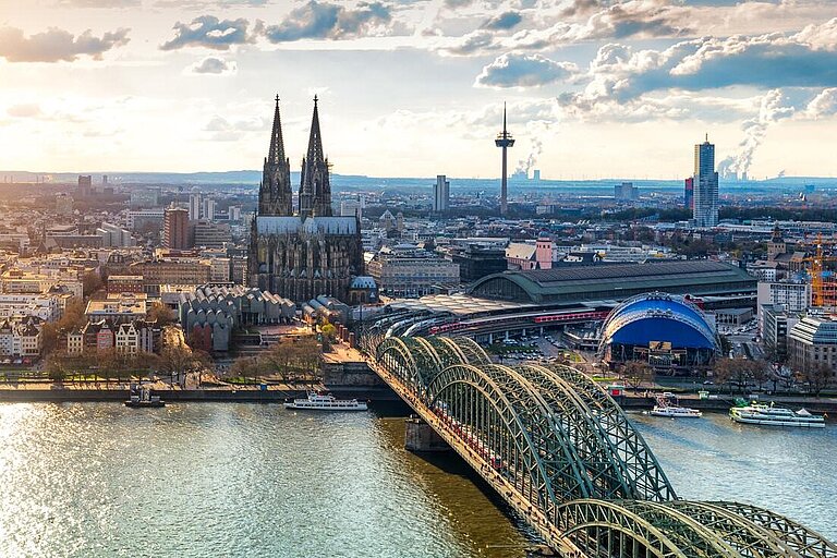 Kölner Dom mit dem Fluss Rhein im Vordergrund