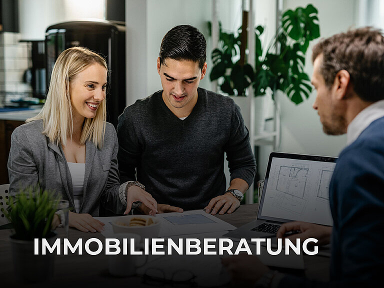 Ein Paar bei einem Beratungsgespräch