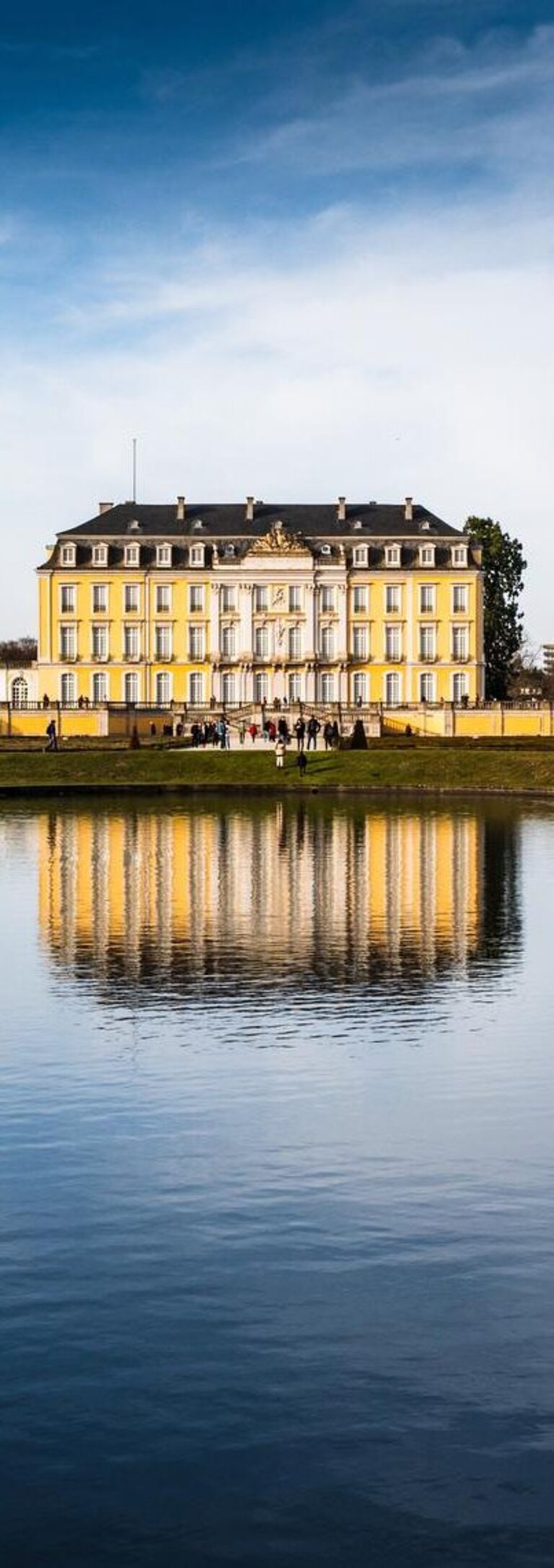 Schloss mit See davor im Rhein-Erft-Kreis