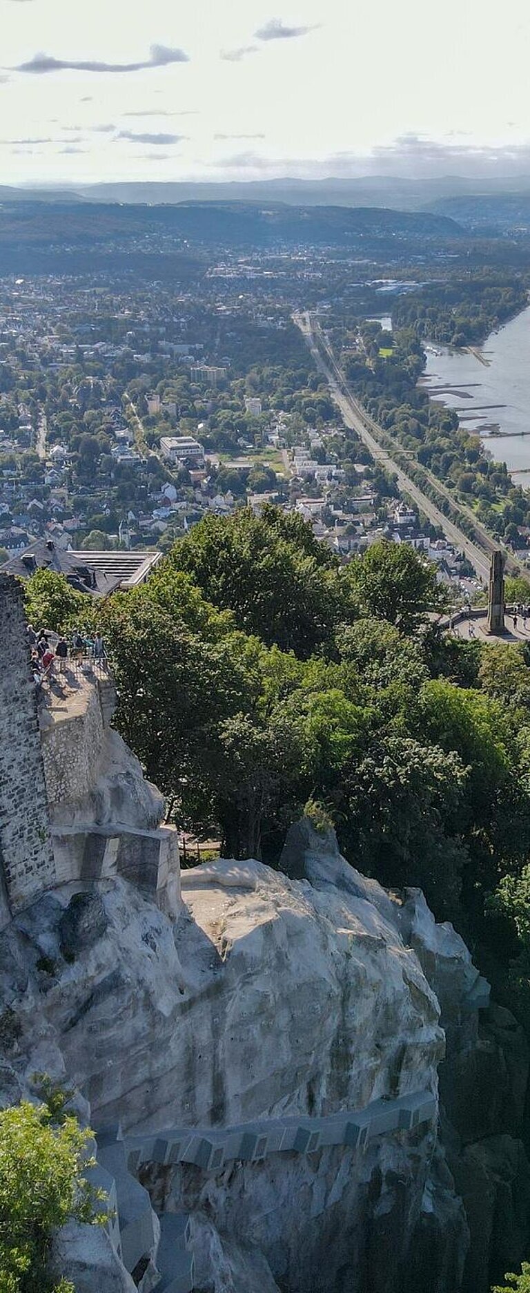 Blick über eine Burg auf einem Felsen auf einen Fluss im Rhein-Sieg-Kreis